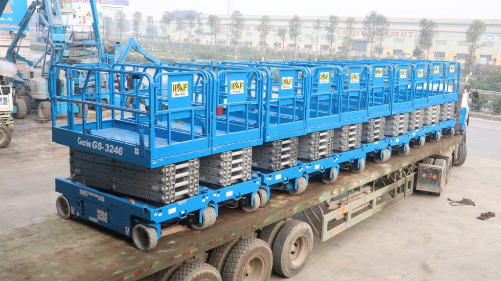 Xe nâng người cắt kèo