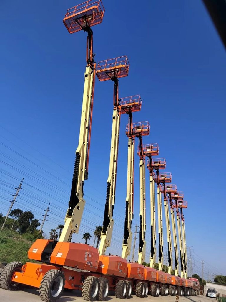 Xe nâng người làm việc trên cao