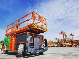 xe nâng người cắt kéo địa hình