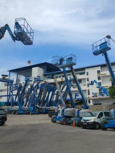 xe nâng người làm việc trên cao